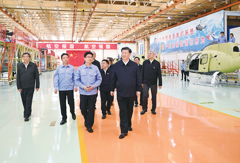 2023年10月10日至13日，中共中央总书记、国家主席、中央军委主席习近平在江西考察。这是11日上午，习近平在景德镇市昌河飞机工业（集团）有限公司考察。 新华社记者 燕雁/摄