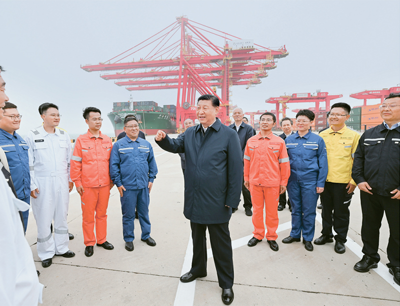 2024年5月22日至24日，中共中央总书记、国家主席、中央军委主席习近平在山东考察。这是22日下午，习近平在日照港亲切慰问港口科技工作者、运营人员、航运人员。 新华社记者 谢环驰/摄