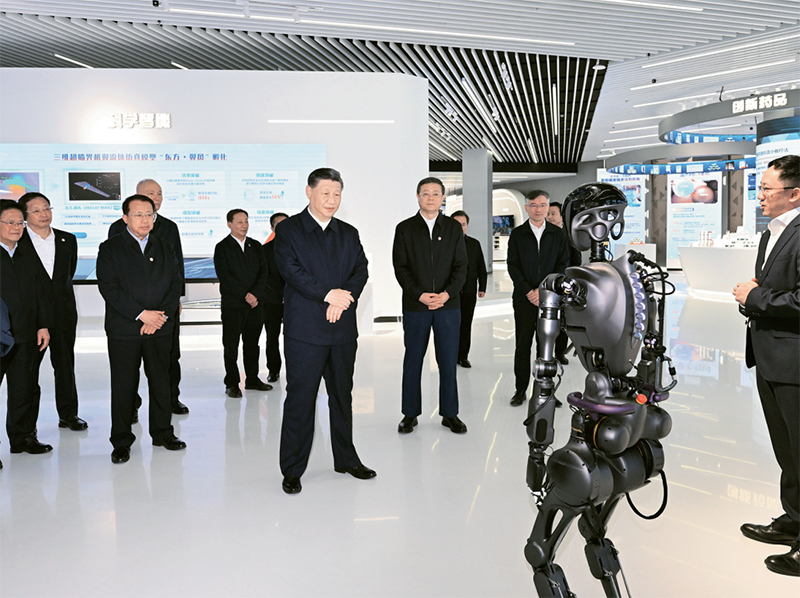2023年11月28日至12月2日，中共中央总书记、国家主席、中央军委主席习近平在上海考察。这是11月28日下午，习近平在浦东新区张江科学城参观上海科技创新成果展。 新华社记者 谢环驰/摄